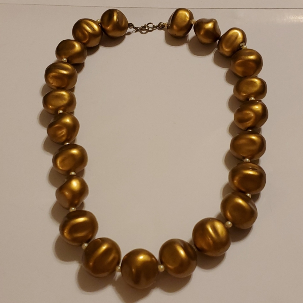 Brushed goldtone Finish, silvertone clasp,20"
